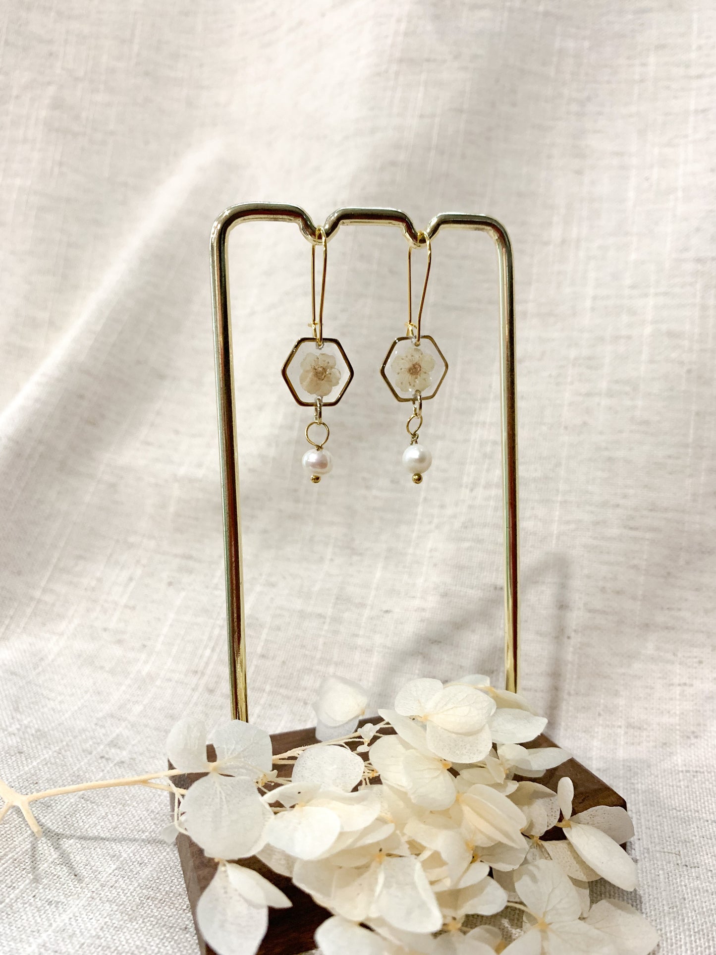 Daisy Elegance Pearl Dangle